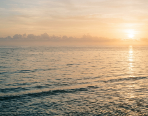 Super El Niño: What Makes an El Niño ‘Super’ Calm tropical ocean under a hazy warm sky with heat shimmer at the horizon