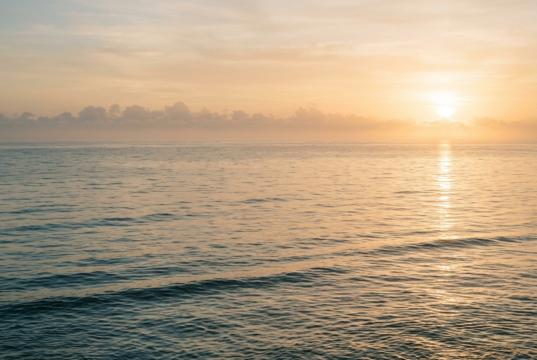 Super El Niño: What Makes an El Niño ‘Super’ Calm tropical ocean under a hazy warm sky with heat shimmer at the horizon
