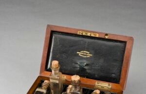 Homeopathic medicine chest with glass vials