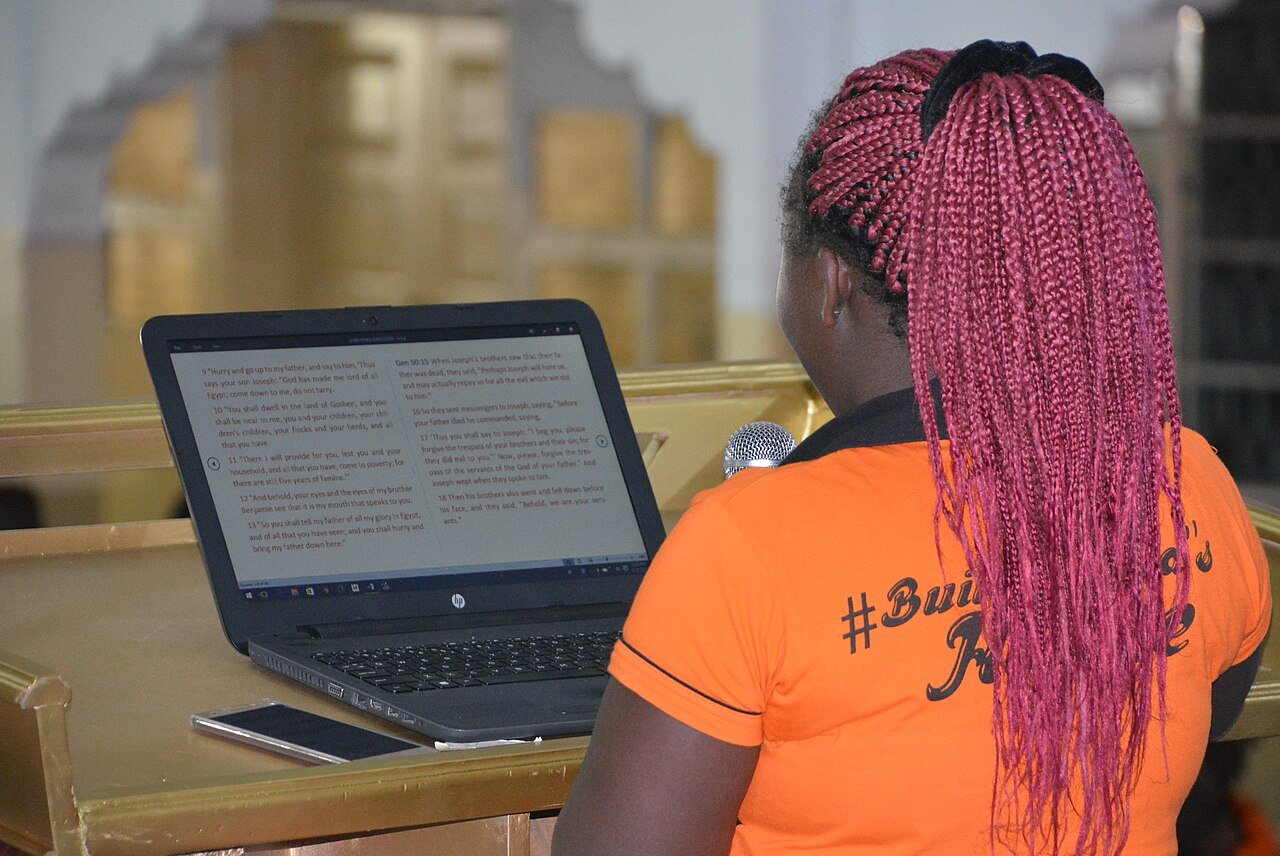 Student using AI tools for students to study from a laptop at home